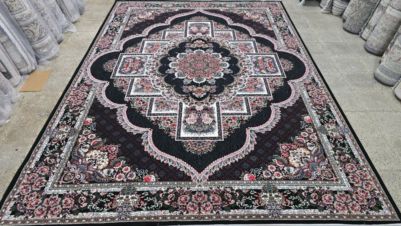 فرش ماشینی ۷۰۰ شانه کاشان طرح ناردون زمینه سرمه‌ای ۱۰ رنگ