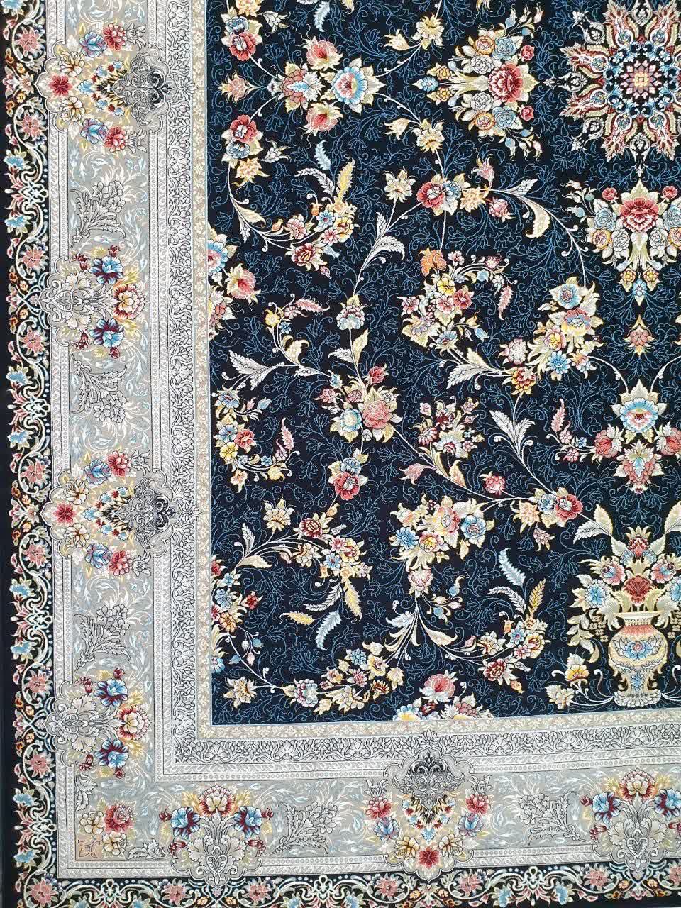 فرش ماشینی ۷۰۰ شانه کاشان طرح نرگس زمینه سرمه‌ای حاشیه روشن تراکم ۲۵۵۰