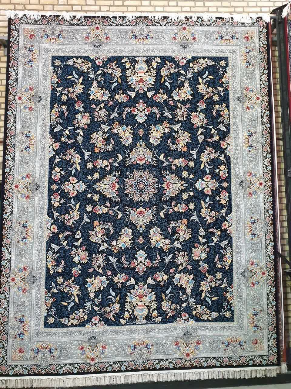 فرش ماشینی ۷۰۰ شانه کاشان طرح نرگس زمینه سرمه‌ای حاشیه روشن تراکم ۲۵۵۰