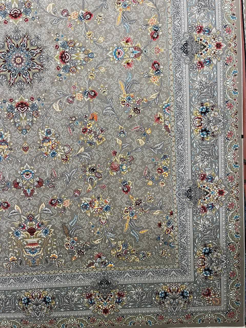 فرش ماشینی 700 شانه کاشان طرح نرگس زمینه فیلی گل برجسته 10 رنگ