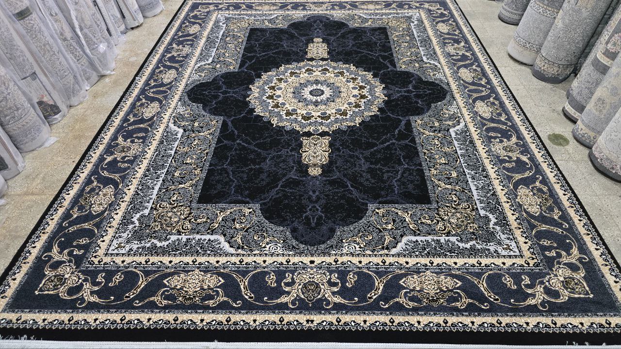 فرش ماشینی ۷۰۰ شانه کاشان طرح نسیم زمینه سرمه‌ای ۱۰ رنگ