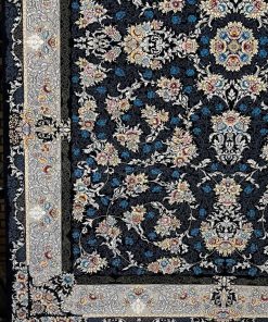 فرش ماشینی 700 شانه کاشان طرح نورا زمینه سرمه‌ای تراکم 2550