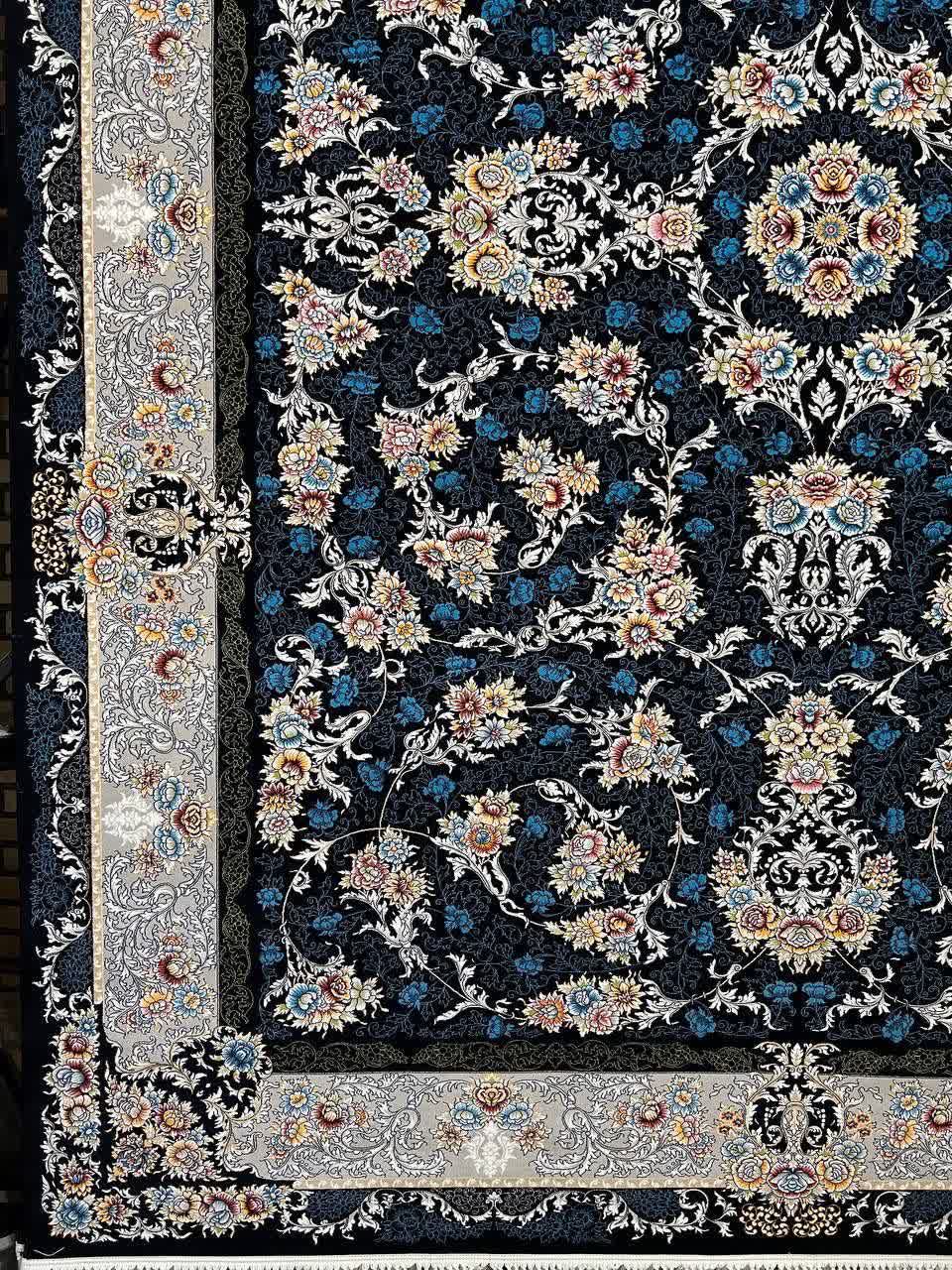 فرش ماشینی 700 شانه کاشان طرح نورا زمینه سرمه‌ای تراکم 2550