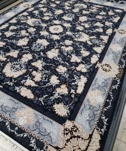 فرش ماشینی 700 شانه کاشان طرح نورا زمینه سرمه‌ای افشان 10 رنگ تراکم 2550