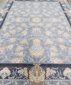 فرش ماشینی 700 شانه کاشان طرح نورا زمینه نقره ای تراکم 2550