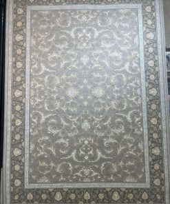فرش ماشینی 700 شانه کاشان طرح نورا زمینه نقره‌ای گل برجسته تراکم 2550