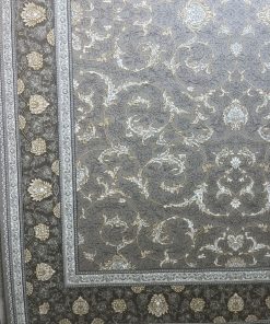 فرش ماشینی 700 شانه کاشان طرح نورا زمینه نقره‌ای گل برجسته تراکم 2550