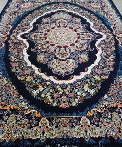 فرش ماشینی 700 شانه کاشان طرح نگین زمینه سرمه‌ای تراکم 2550