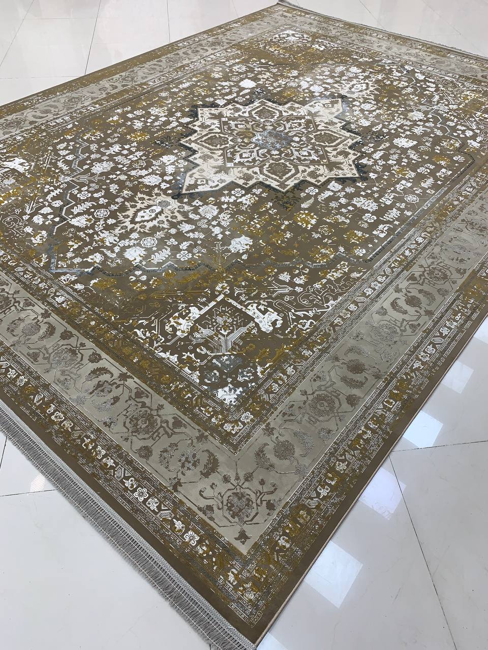 فرش ماشینی 1200 شانه کاشان طرح هریس نسکافه‌ای گل برجست