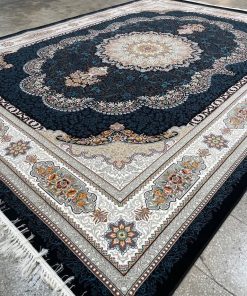 فرش ماشینی 700 شانه کاشان طرح ویونا زمینه سرمه‌ای لچک ترنج تراکم 2550