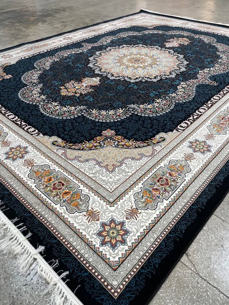 فرش ماشینی 700 شانه کاشان طرح ویونا زمینه سرمه‌ای لچک ترنج تراکم 2550