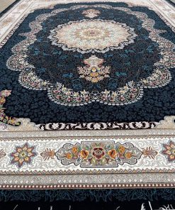 فرش ماشینی ۷۰۰ شانه کاشان طرح ویونا سرمه‌ای – فرش راحیل