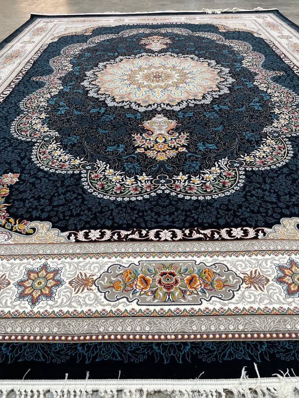 فرش ماشینی 700 شانه کاشان طرح ویونا زمینه سرمه‌ای لچک ترنج تراکم 2550