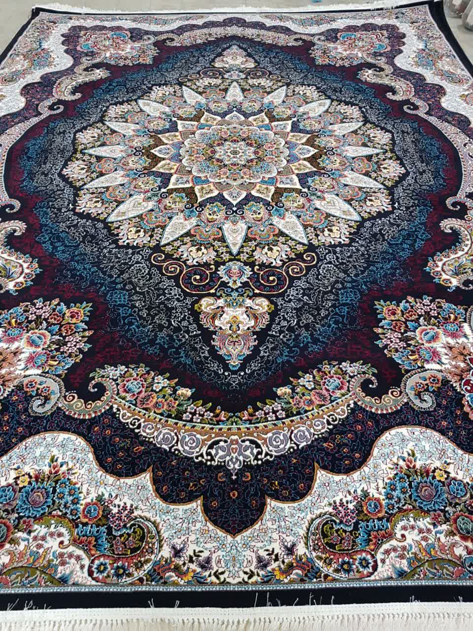 فرش ماشینی 700 شانه کاشان طرح پرمیس زمینه سرمه‌ای تراکم 2550