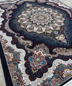 فرش ماشینی 700 شانه کاشان طرح پرمیس زمینه سرمه‌ای تراکم 2550