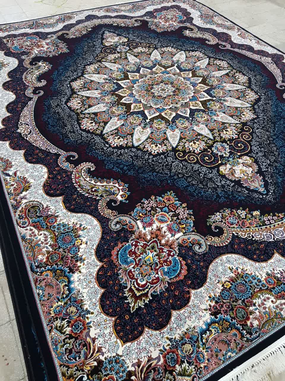 فرش ماشینی 700 شانه کاشان طرح پرمیس زمینه سرمه‌ای تراکم 2550