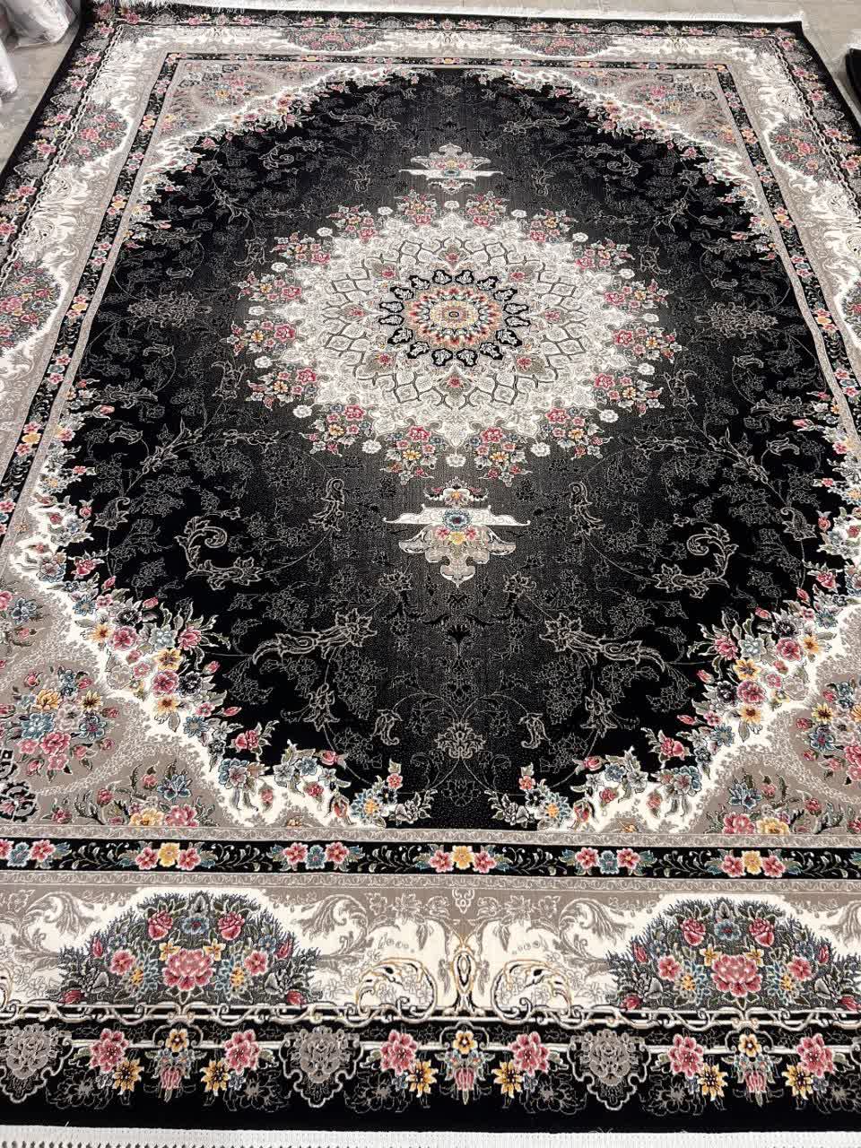 فرش ماشینی ۷۰۰ شانه کاشان طرح پرنسا سرمه‌ای اکرلیک ترنج روشن