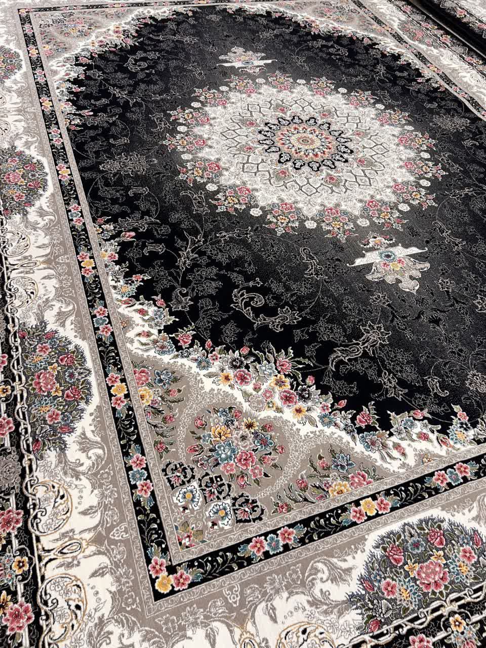 فرش ماشینی ۷۰۰ شانه کاشان طرح پرنسا سرمه‌ای اکرلیک ترنج روشن