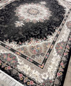 فرش ماشینی ۷۰۰ شانه کاشان طرح پرنسا سرمه‌ای اکرلیک ترنج روشن