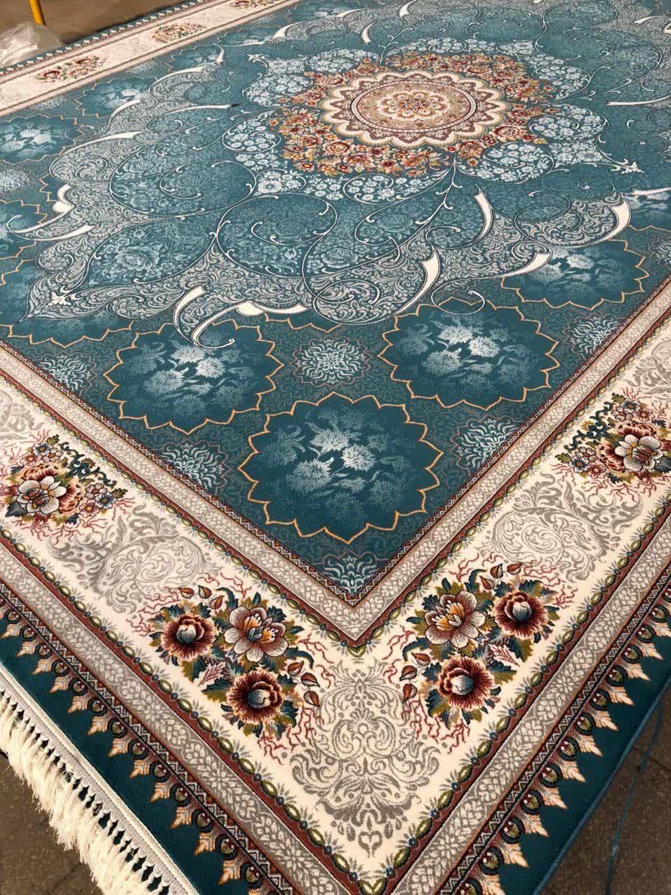 فرش ماشینی 700 شانه کاشان طرح چکاوک زمینه آبی اطلسی تراکم 2550 لچک ترنج