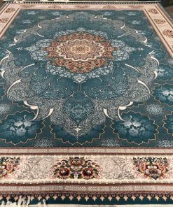 فرش ماشینی 700 شانه کاشان طرح چکاوک زمینه آبی اطلسی تراکم 2550 لچک ترنج