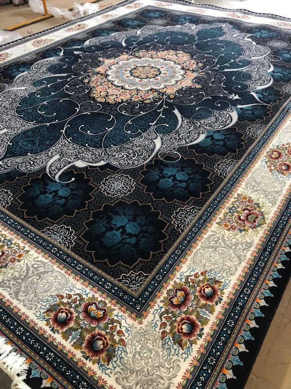فرش ماشینی 700 شانه کاشان طرح چکاوک زمینه سرمه‌ای لچک ترنج تراکم 2550