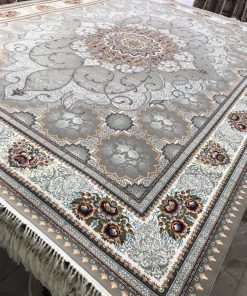 فرش ماشینی 700 شانه کاشان طرح چکاوک زمینه فیلی لایحه ترنج دار تراکم 2550