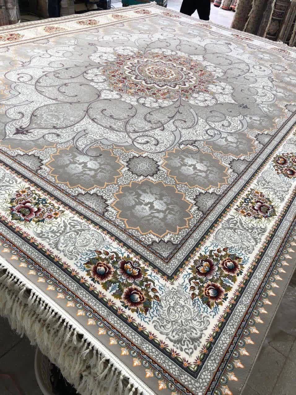 فرش ماشینی 700 شانه کاشان طرح چکاوک زمینه فیلی لایحه ترنج دار تراکم 2550