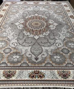 فرش ماشینی 700 شانه کاشان طرح چکاوک زمینه فیلی لایحه ترنج دار تراکم 2550