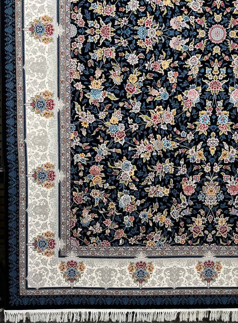 فرش ماشینی 700 شانه کاشان طرح ژیکان زمینه سرمه‌ای افشان تراکم 2550