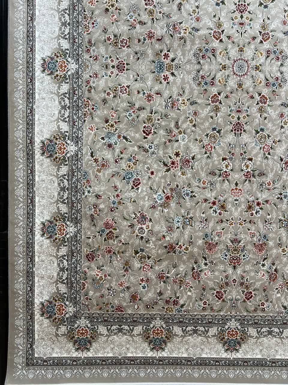 فرش ماشینی 700 شانه کاشان طرح ژیکان نقره ای گل برجسته
