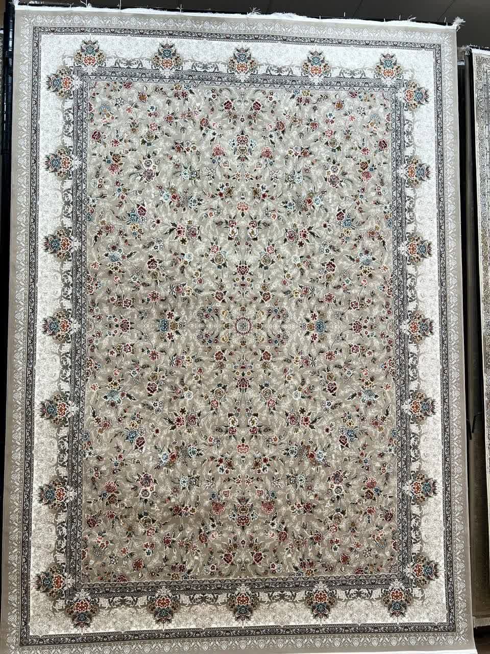فرش ماشینی 700 شانه کاشان طرح ژیکان نقره ای گل برجسته