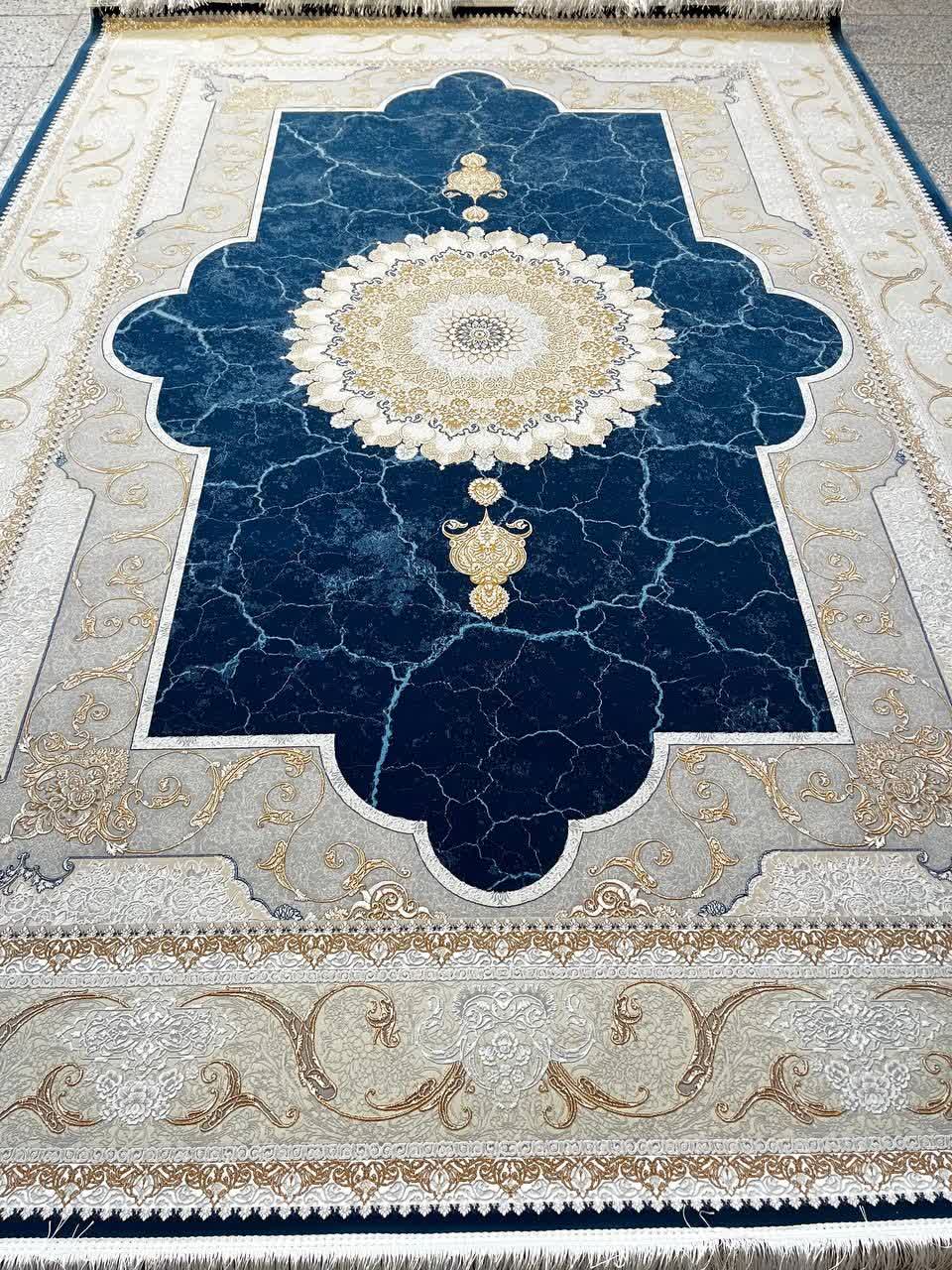 فرش ماشینی ۱۲۰۰ شانه کاشان طرح کایرا زمینه سرمه‌ای گل برجسته