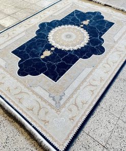 فرش ماشینی ۱۲۰۰ شانه کاشان طرح کایرا زمینه سرمه‌ای گل برجسته