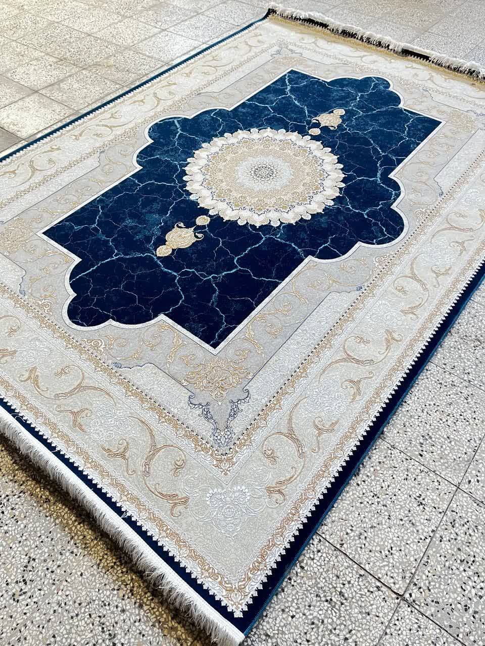 فرش ماشینی ۱۲۰۰ شانه کاشان طرح کایرا زمینه سرمه‌ای گل برجسته