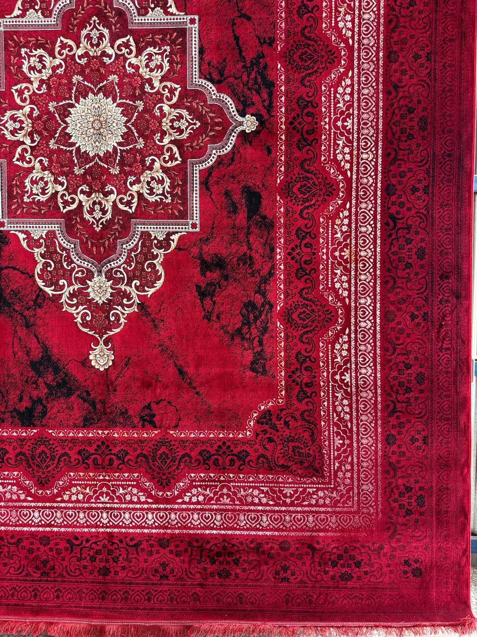 فرش ماشینی 700 شانه کاشان طرح کتبه لاکی ترنج دار تراکم 2550