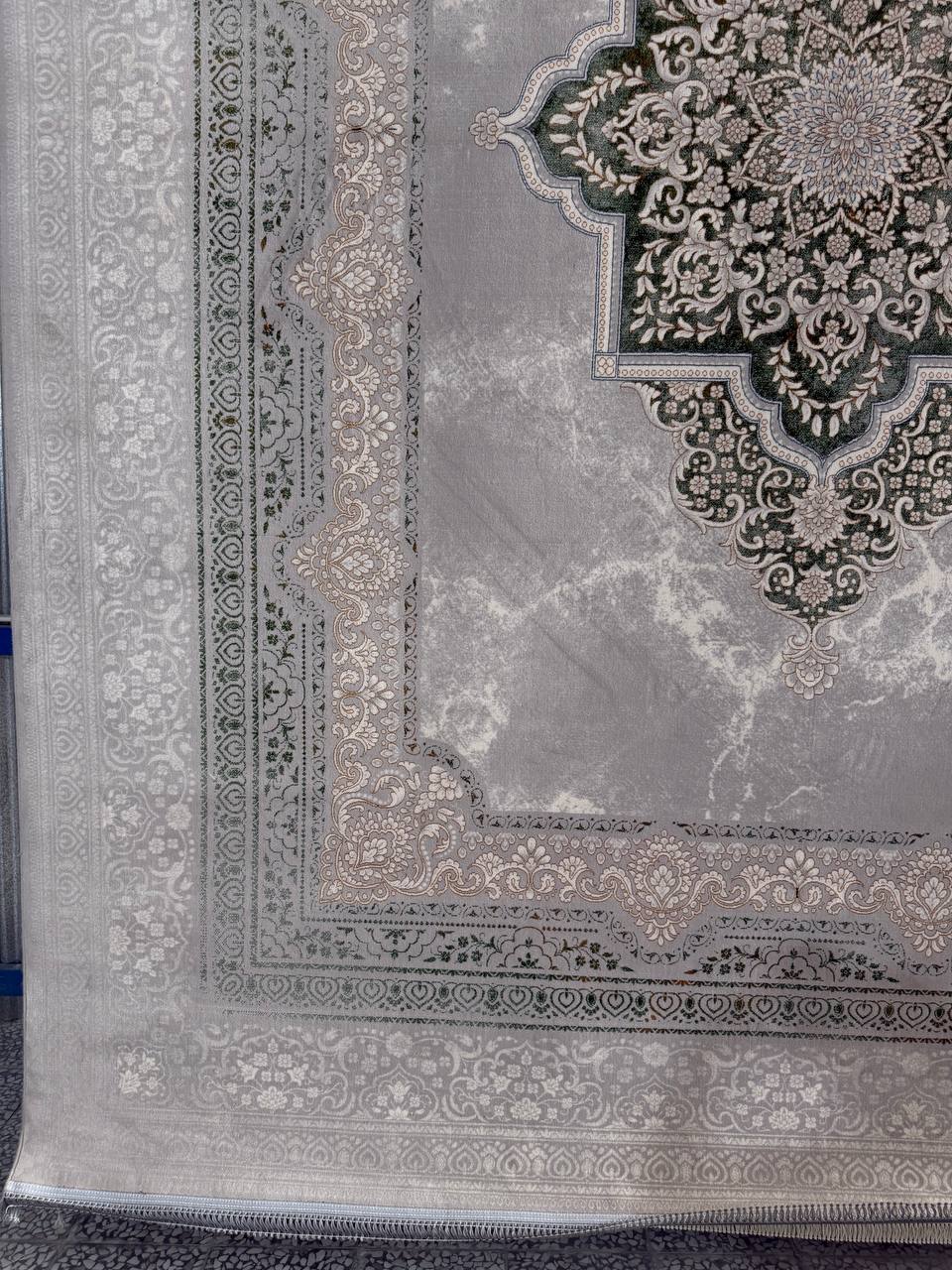 فرش ماشینی 700 شانه کاشان طرح کتیبه نقره ای ابروبادی تراکم 2550