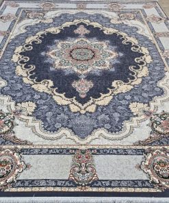 فرش ماشینی ۷۰۰ شانه کاشان طرح کرشمه نقره‌ای زمینه طوسی ۱۰ رنگ