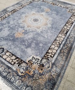 فرش ماشینی 700 شانه کاشان طرح کهربا زمینه نقره ای وینتیج