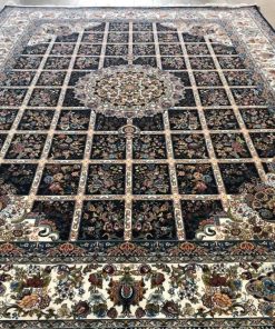 فرش ماشینی 700 شانه کاشان طرح گلسا زمینه سرمه‌ای تراکم 2550