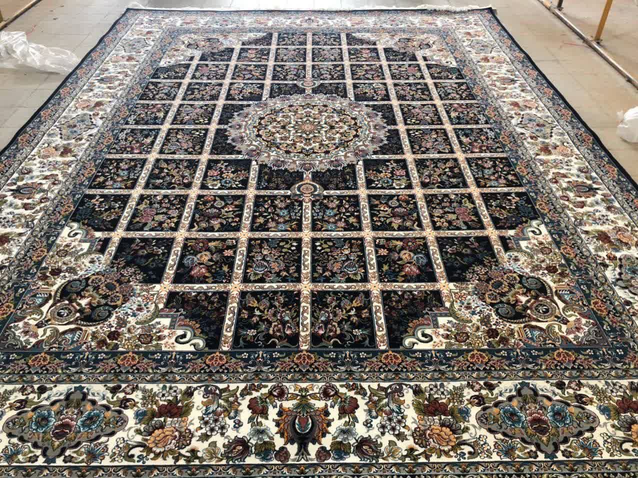 فرش ماشینی 700 شانه کاشان طرح گلسا زمینه سرمه‌ای تراکم 2550