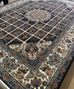 فرش ماشینی 700 شانه کاشان طرح گلسا زمینه سرمه‌ای تراکم 2550