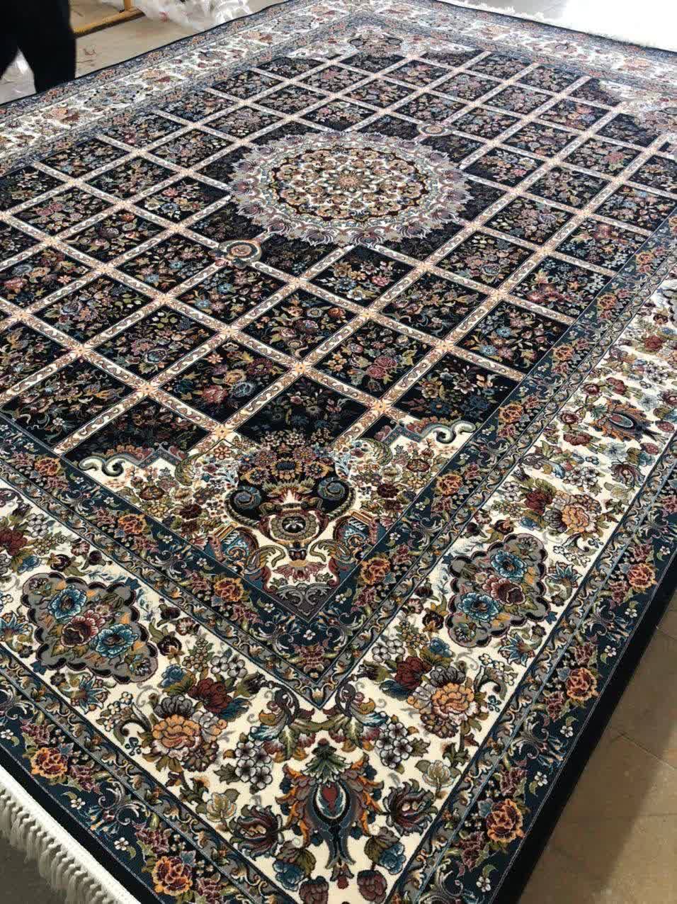 فرش ماشینی 700 شانه کاشان طرح گلسا زمینه سرمه‌ای تراکم 2550