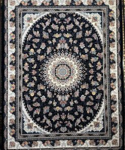 فرش ماشینی 700 شانه کاشان طرح گلستان زمینه سرمه‌ای تراکم 2550