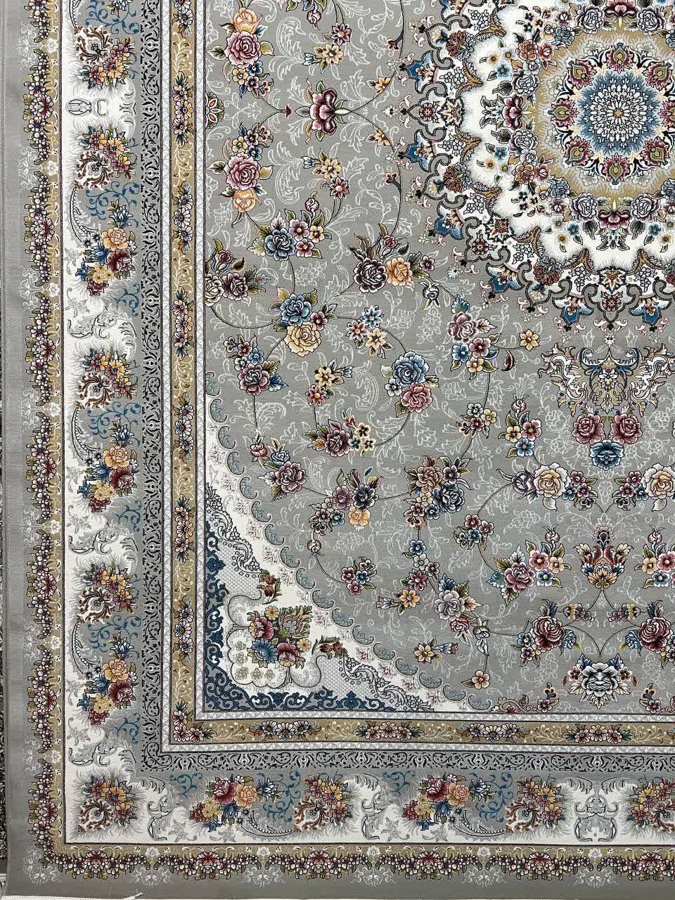 فرش ماشینی 700 شانه کاشان طرح گلستان زمینه فیلی طوسی تراکم 2550