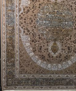 فرش ماشینی 700 شانه کاشان طرح گیسو زمینه شکلاتی نسکافه‌ای