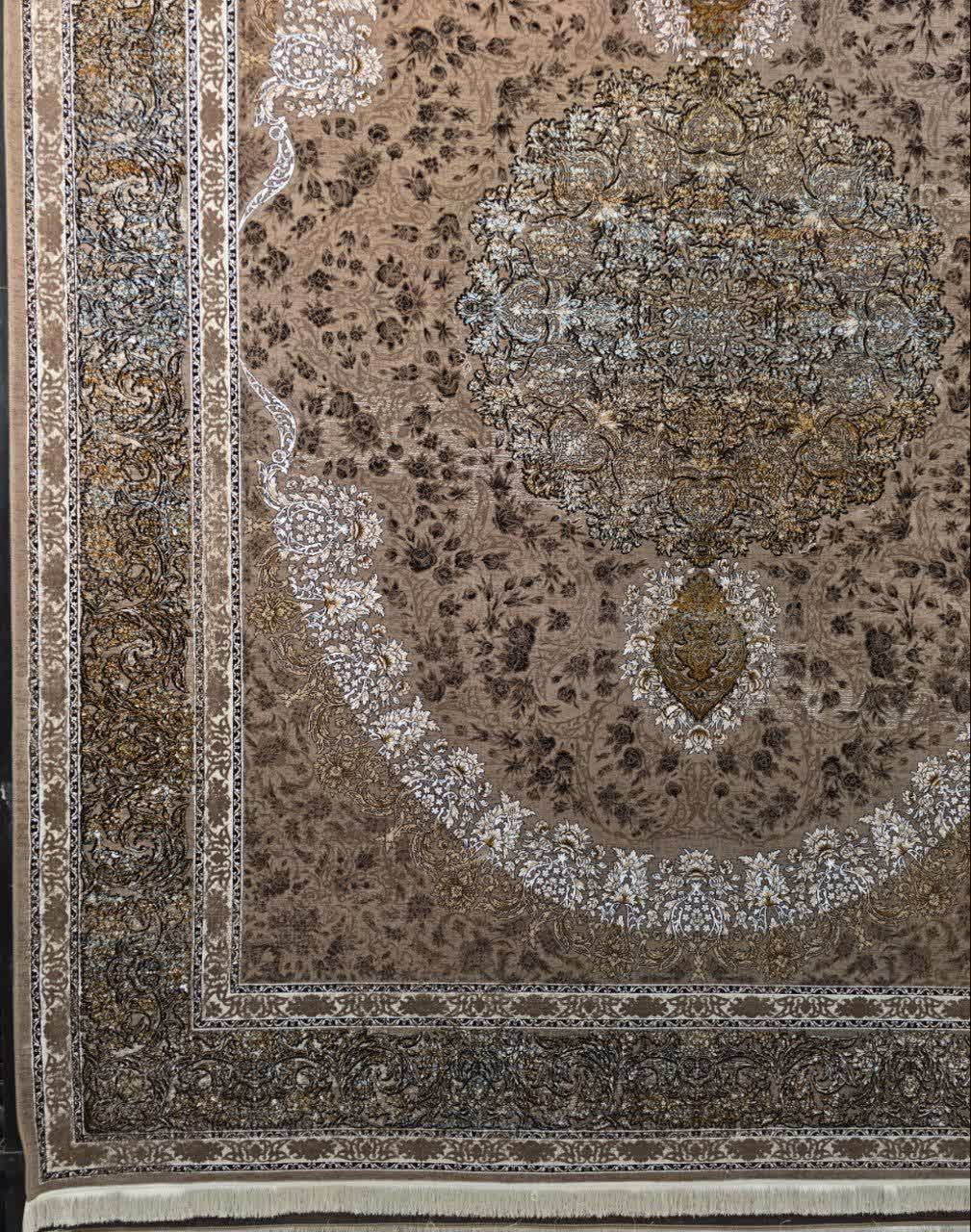 فرش ماشینی 700 شانه کاشان طرح گیسو زمینه شکلاتی نسکافه‌ای