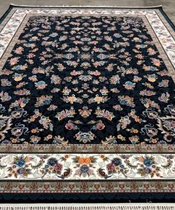 فرش ماشینی 700 شانه کاشان طرح گیلدا زمینه سرمه‌ای افشان تراکم 2550