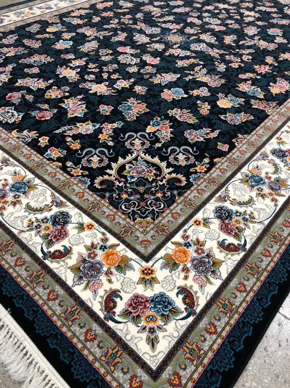 فرش ماشینی 700 شانه کاشان طرح گیلدا زمینه سرمه‌ای افشان تراکم 2550