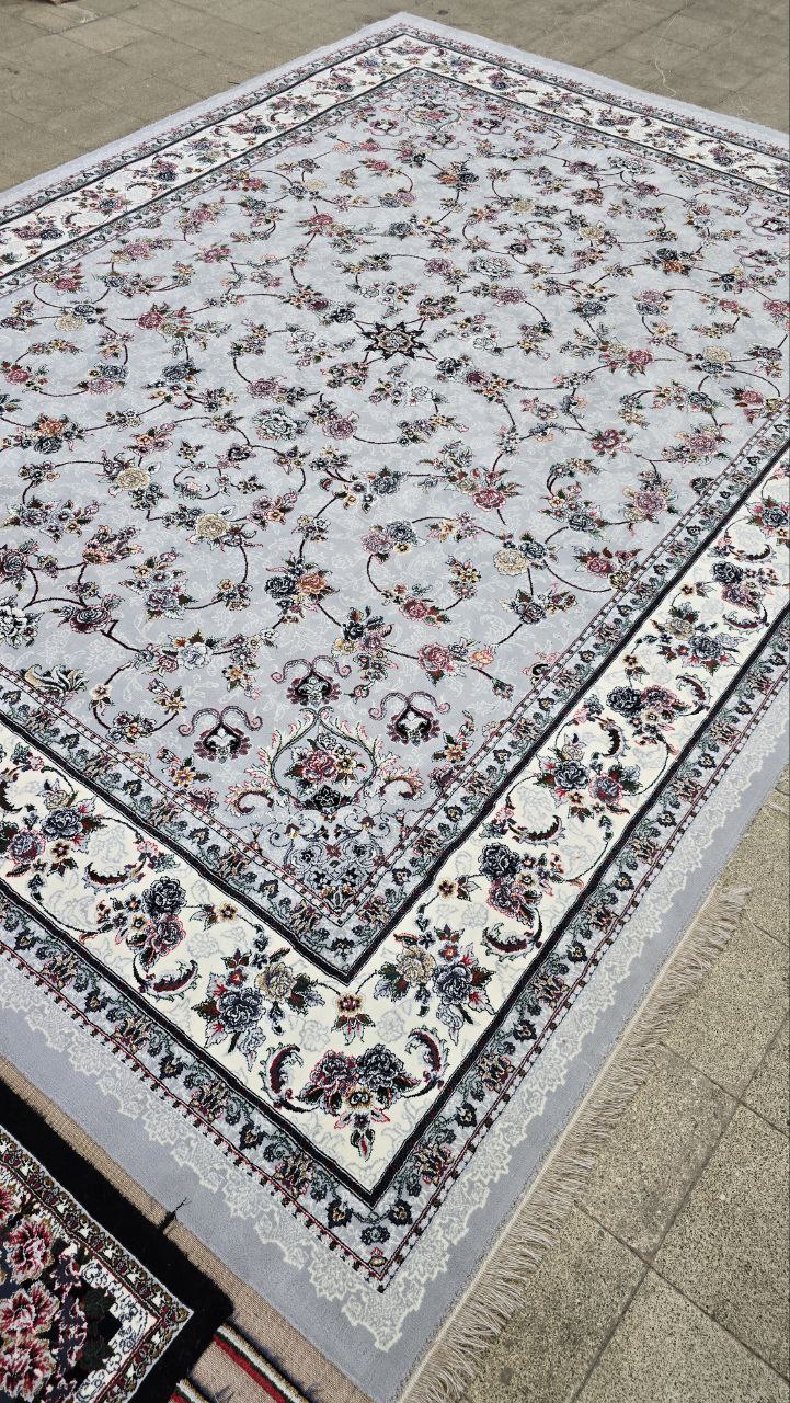 فرش ماشینی 700 شانه کاشان طرح گیلدا زمینه نقره ای بدون ترنج